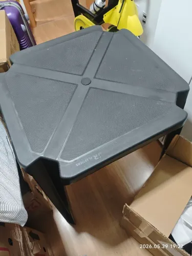 Mesa de plástico e uma cadeira