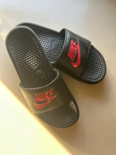 Chinelo Nike Slide - preto e vermelho