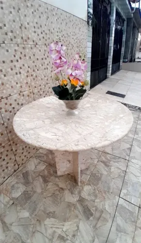 Mesa toda de mármore quadrada
