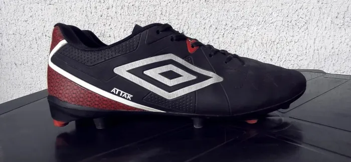 Chuteira Umbro de campo