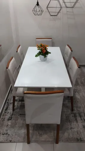 Mesa de Jantar 6 Lugares + 6 Cadeiras de madeira Maciça com Estofado em Linho Higienizado