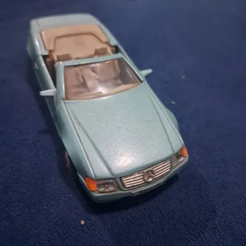 Miniatura original da Maisto do clássico Mercedes-Benz 500 SL (R129), em escala 1:40