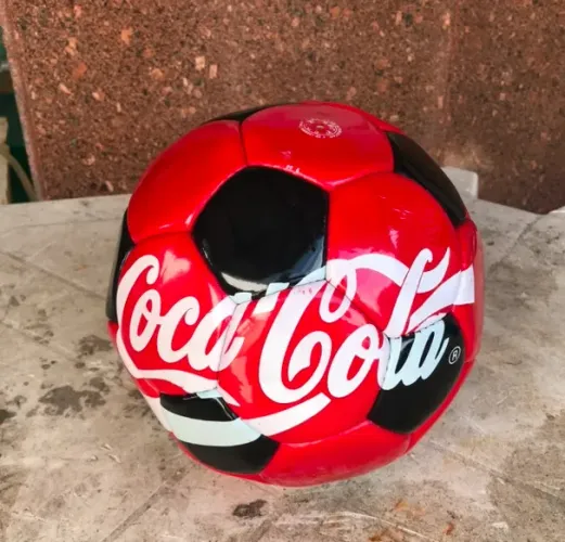 formato de bola de futebol da parceria entre a Coca-Cola