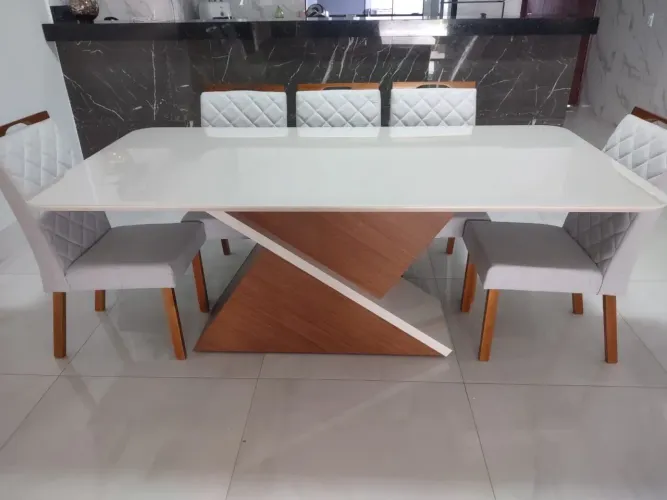 Mesa nova com cadeiras de madeira 