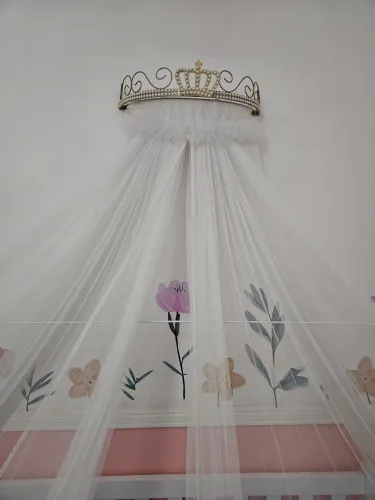 Berço, colchão e dossel com mosquiteiro