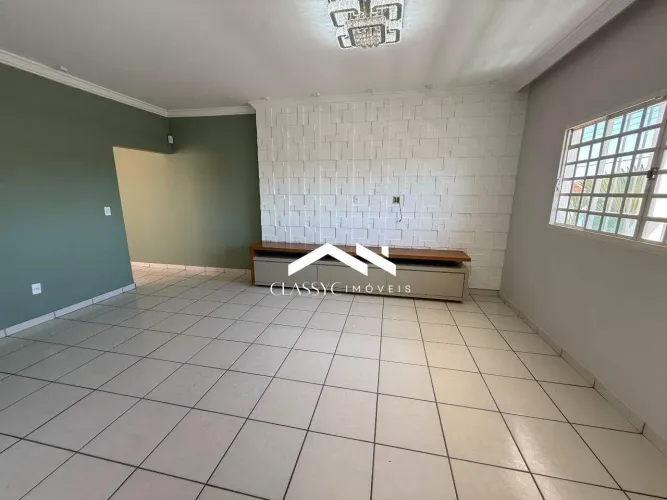 Casa estilo sobrado no Jardim Karaíba, Uberlândia 200 m² úteis, 4 vagas, varanda gourmet.