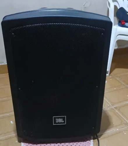 Caixa de som grande JBL