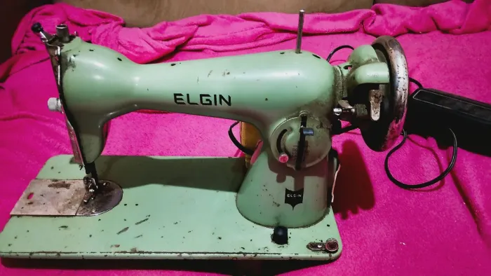 Vendo máquina de costura Elgin 