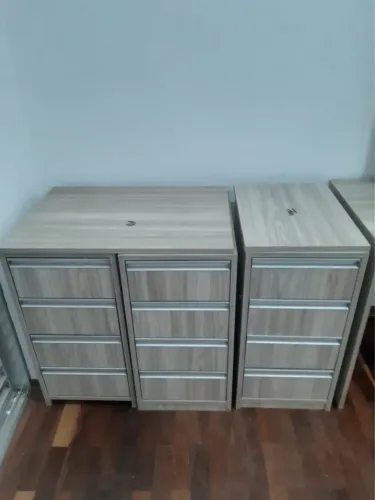 Mesa e gaveteiros panejados