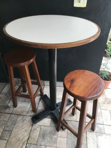 Mesa bistrô com 4 bancos