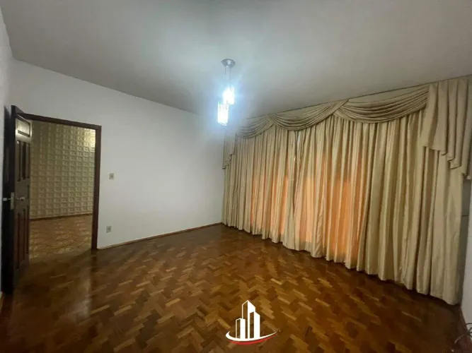 Casa com 03 quartos disponível para locação, com excelente localização no Bairro Boa Vista