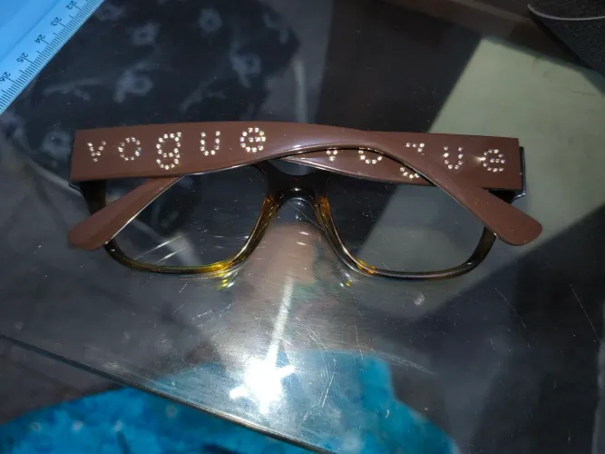 Óculos Vogue, hastes com pedras de zircônia a garantia cobre.