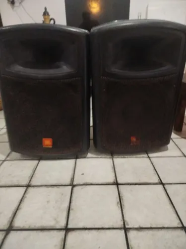 Vendo duas Caixa Ativa JBL JS151A usadas , whats *valor 2,500 as duas 