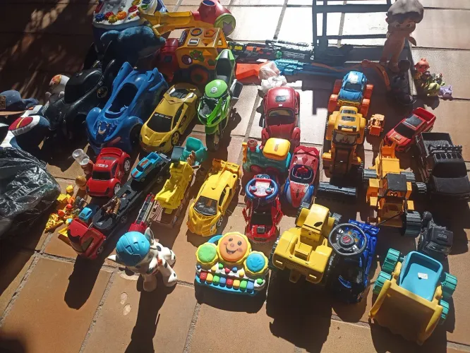 Vendo lote de brinquedos usados com bastante variedade uma bicicleta junto tudo por 100