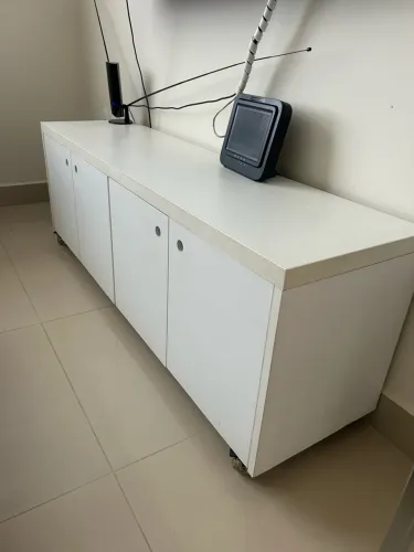 Rack Branco para Sala - 4 Portas e Rodízios