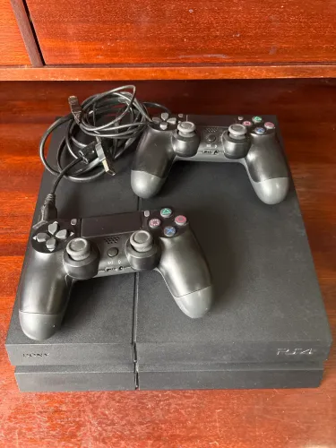 Play 4 + 2 controles + cabos