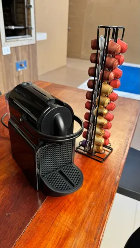 Cafeteira Nespresso Inissia com porta cápsula e cápsulas de brinde