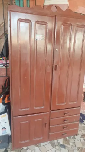 Guarda roupa de madeira de primeira