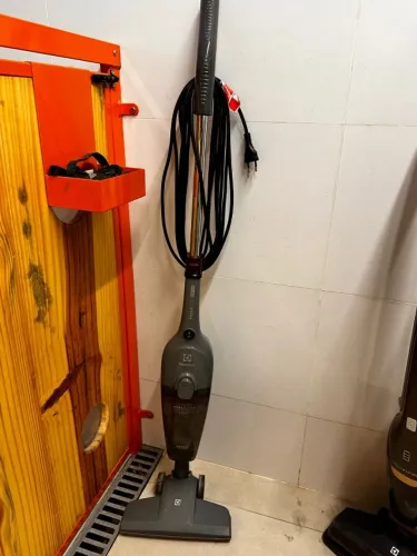 ASPIRADOR DE PÓ VERTICAL COM FIO