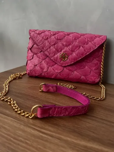 Bolsa pochete em couro pirarucu na cor orquídea Donna Guerriera