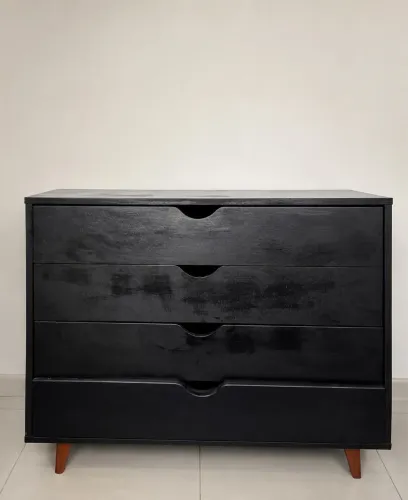 CÔMODA PRETA 4 GAVETAS 90 CM X 40 CM