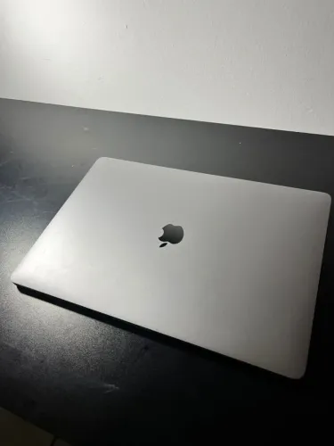 MacBook Pro 15" 2019 i7 16GB 256GB com Touch bar