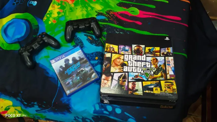 PlayStation 4 Slim 500gb + 2 Controles