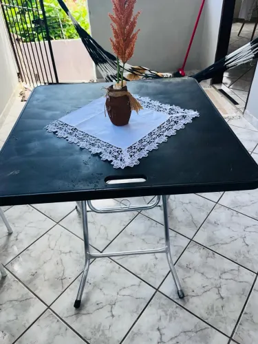 Mesa Dobrável em Plástico E base Metal