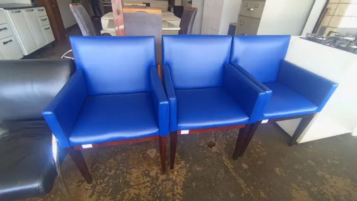 3 cadeiras azul courinho