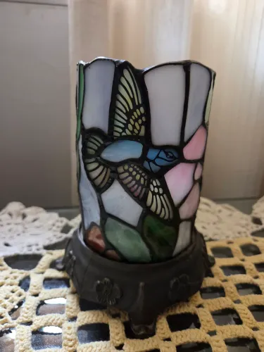 Abajur / Luminária de Mesa Estilo Tiffany em Vitral - Beija-Flor e Flores