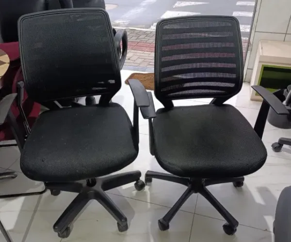 2 Cadeiras Giratórias com Braços e Rodinhas