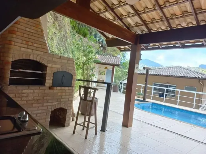 BS IMOBILIÁRIA VENDE E ALUGA! Excelente casa duplex de alto padrão em condomínio fechado,