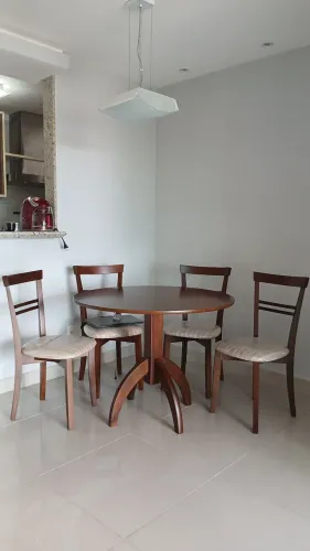Mesa com 04 cadeiras.