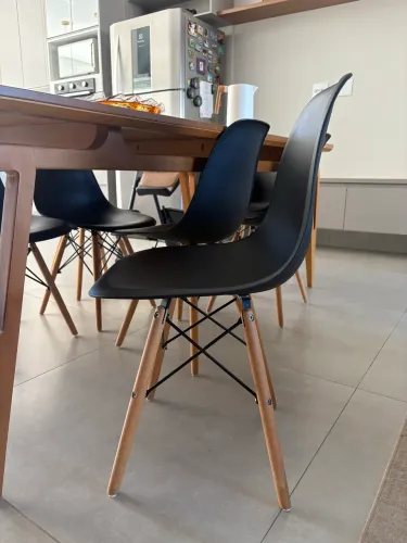 Vendo cadeira charles eames preta