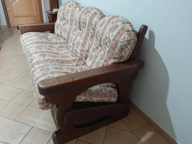 MESA COM CADEIRAS E SOFÁ 
