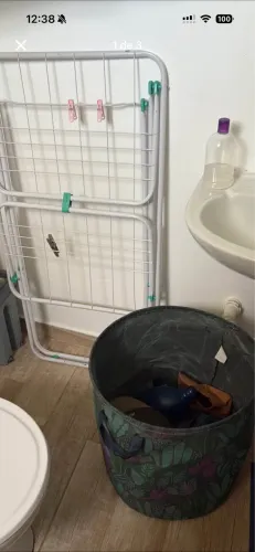 Varal e cesto de roupas