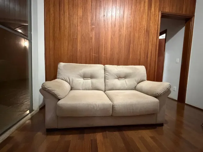 Sofá 2 lugares super confortável bege em ótimo estado