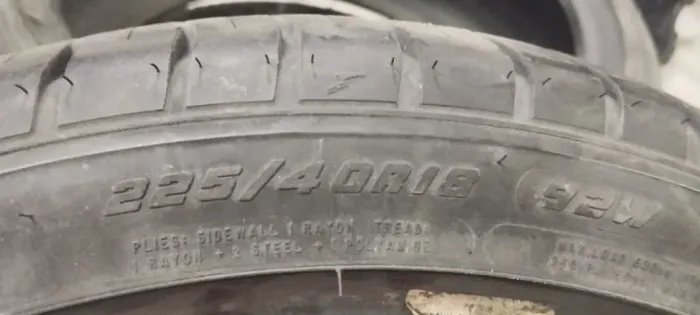 2 pneus Goodyear 225/40/18 em ótimo estado