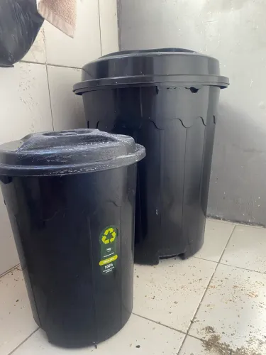 Baldes 30L e outro 100L