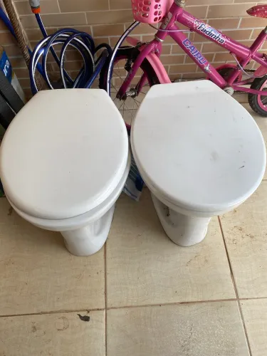 Vaso sanitário deca: Bacia convencional.