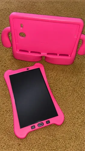 ? Tablet infantil com capinha emborrachada rosa ?