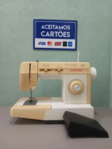 Máquina de costura Singer reta zígzag