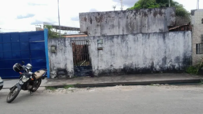 Vende se uma casa para reforma em ótima localização