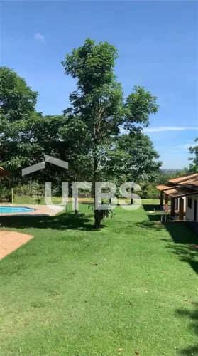 Chácara à venda no Condomínio Miraflores, em Hidrolândia  Casa principal, 4 suítes indepen