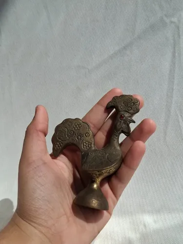 Escultura galinho portugues de bronze (um lado está sem a pedrinha no olho) 
