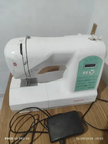 Máquina de Costura Singer Starlet 6660 Eletrônica