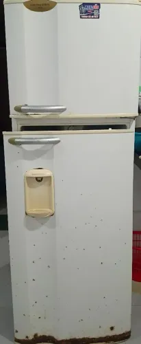 Geladeira funcionando apenas o congelador, com a porta de baixo solta