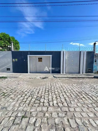 Casa no Alto do Sumaré, Vizinho ao Supermercado Rede 10 para venda.