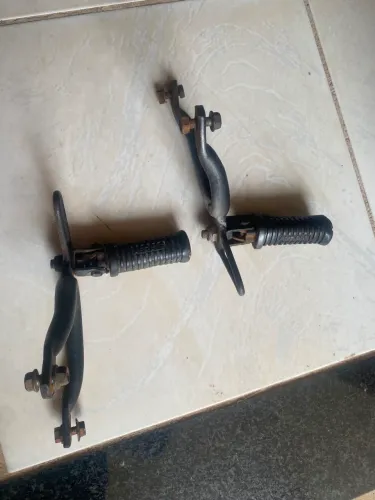 Kit Par de pedaleiras garupa + Punho acelerador original moto agrale