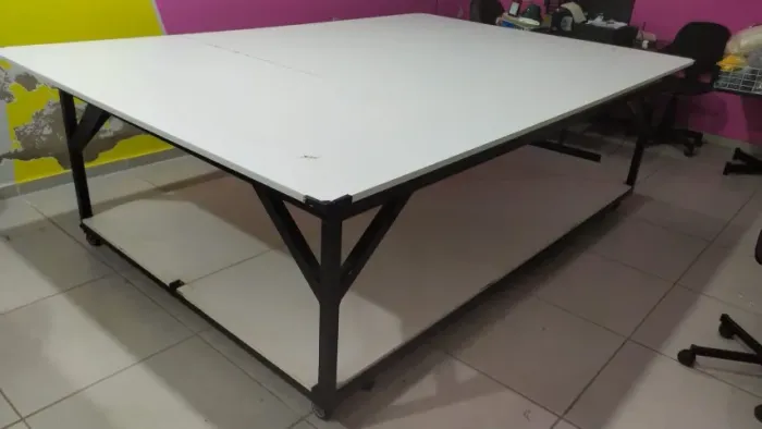 Mesa grande de trabalho com rodinhas